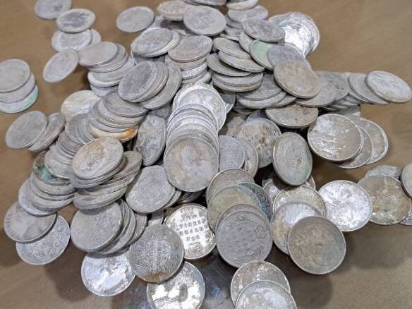 गड्डे खोदते समय लेवर को मिले ब्रिटिश कालीन चांदी  के 240 सिक्के 
