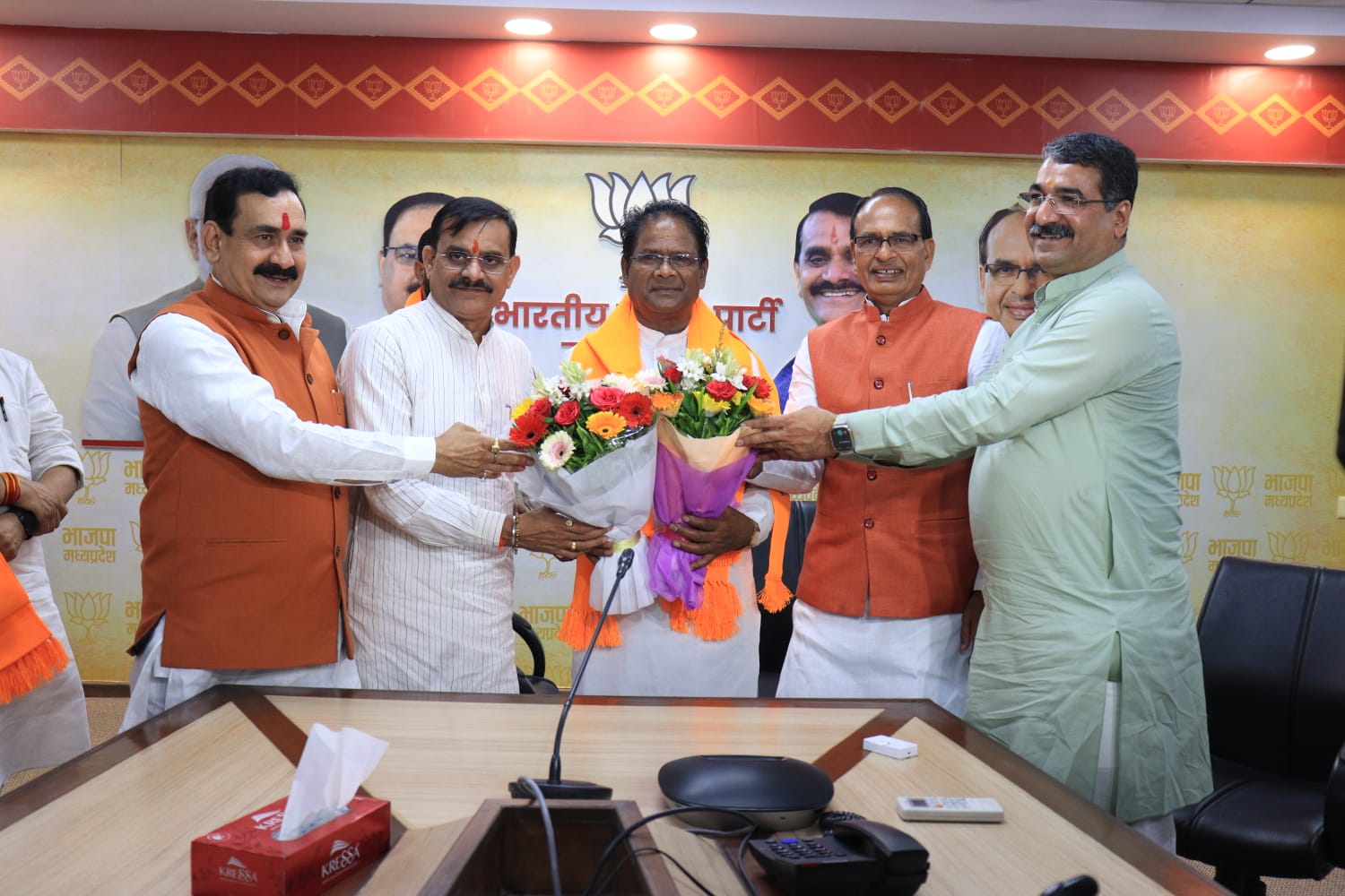 bhopal,Congress leader ,Satyaprakash Sakhwar, joins BJP