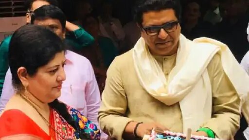 राज के 55वें जन्मदिन पर उनके समर्थक ये केक लेकर उनके घर पहुंचे थे