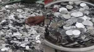 सिक्कों के बोरे देखते ही पुलिस परेशान हो गई 