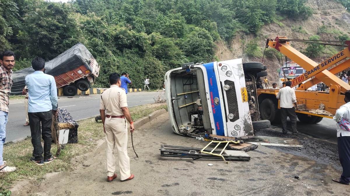 badwani, Truck and passenger bus ,Bijasan Ghat, one dead