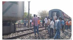 bhopal, Coupling , Malwa Express broken