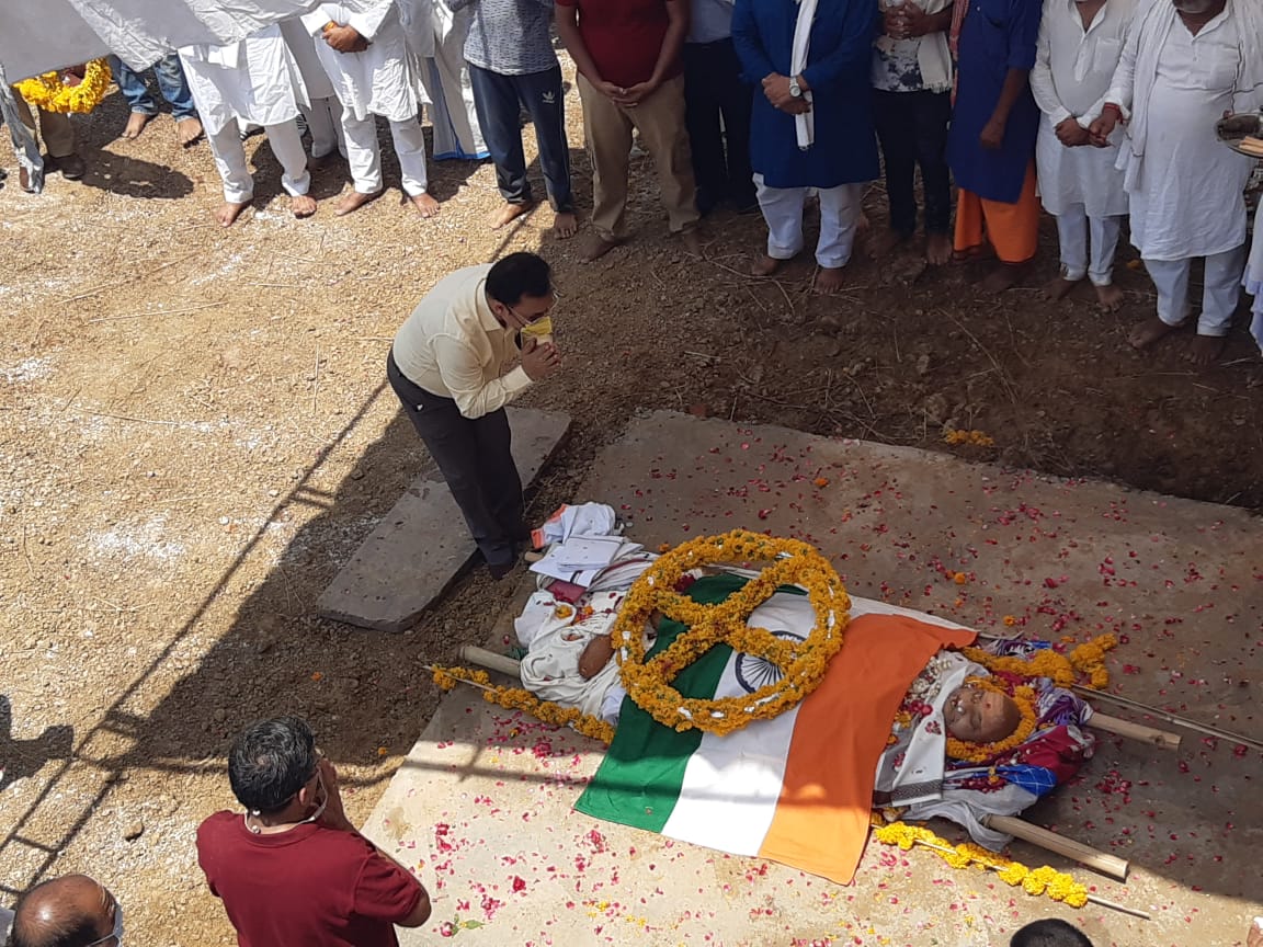 katni, Funeral procession merged,Panchtattva ,household honors, Sant Pan Devprabhakar Shastri