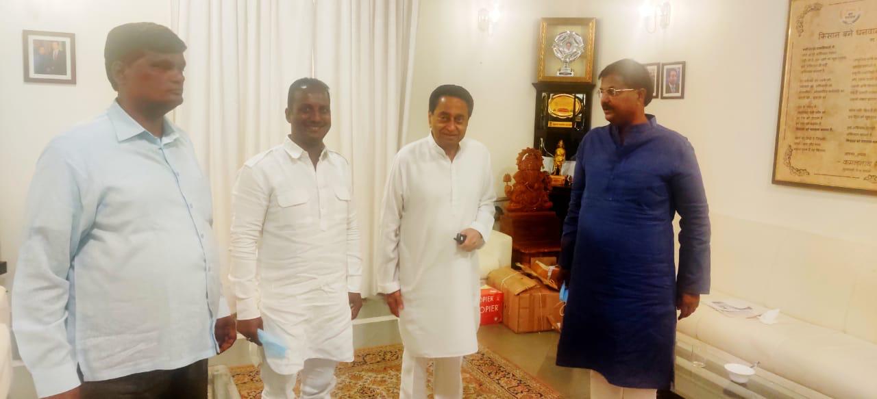 bhopal,Former MP, Premchand Guddu, joins Congress again, with son Ajit Bourasi