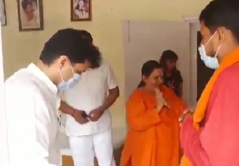 bhopal, Scindia arrived, meet Uma Bharti,  family relationship, came to seek blessings