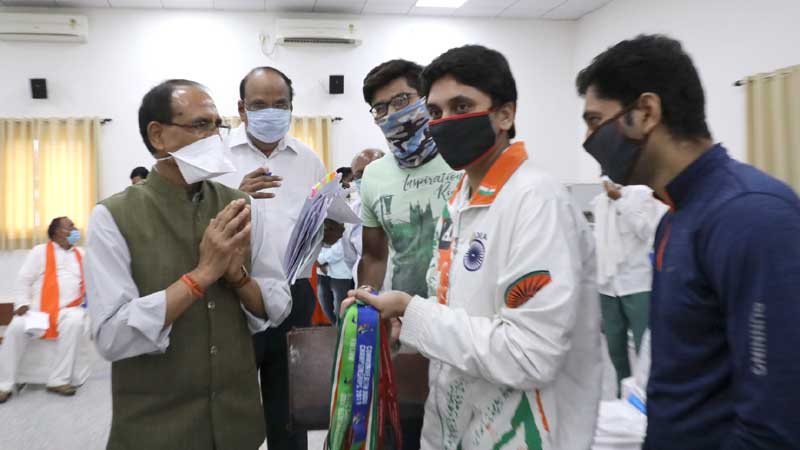 bhopal, Blind judo players, met Chief Minister, informed about ,their achievements