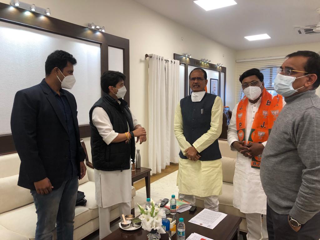 bhopal, Former Congress MLA, Ajay Chaure ,joins BJP, Chief Minister, gives membership 