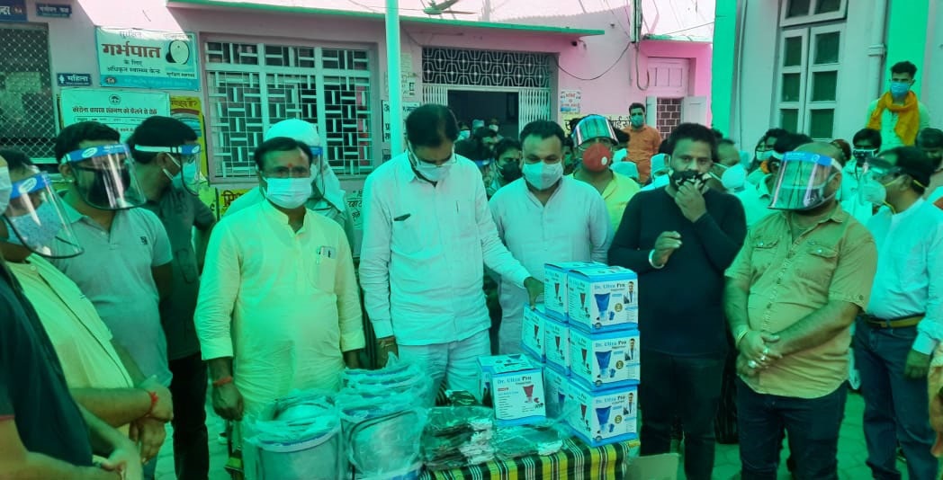 ashoknagar,Minister Yadav, arrives hospital , distributes patients