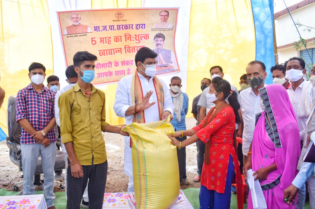bhopal, Revenue Minister ,Govind Rajput, reached food distribution center