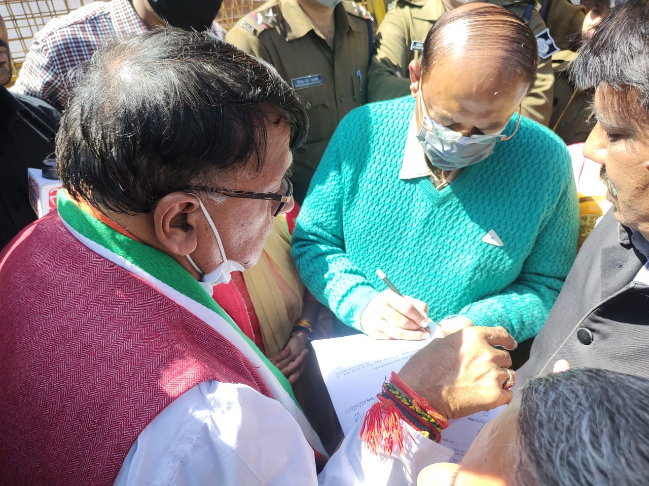 bhopal, Congress handed, letter to the Governor 