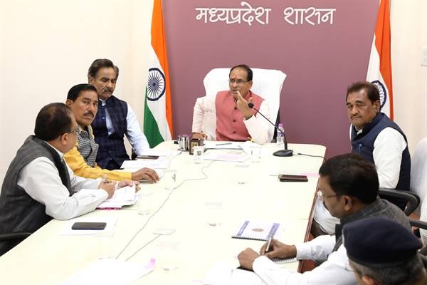 मुख्यमंत्री चौहान ने की सरपंच सम्मेलन तैयारियों की समीक्षा बैठक 