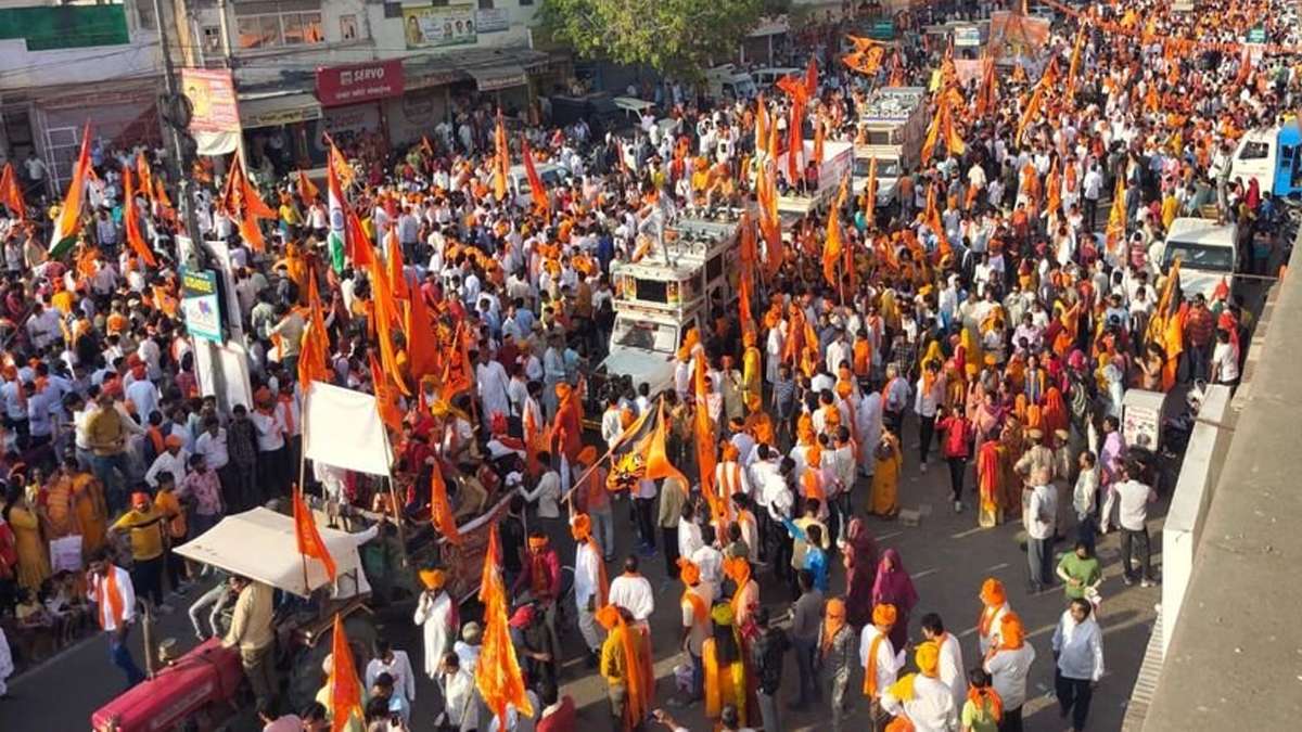 मुस्लिमो ने बरसाये फूल 