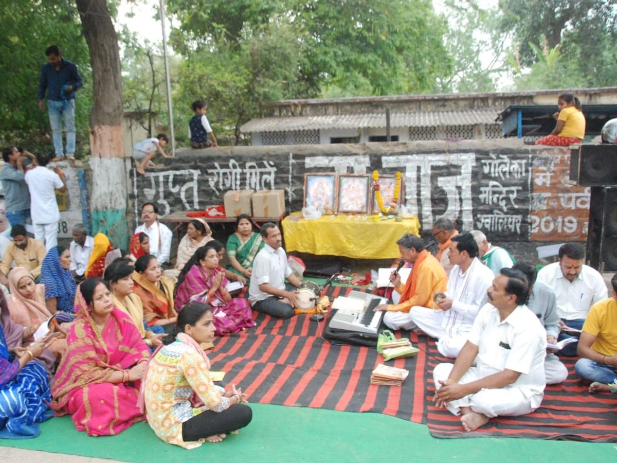 कांग्रेसी नेता-कार्यकर्ताओं ने सड़क पर बैठकर सुंदरकांड पाठ किया