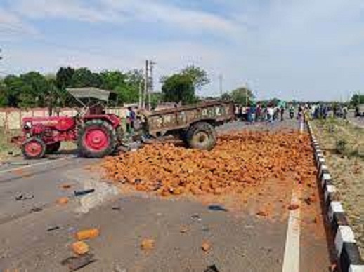 chatarpur, Car overturned ,tractor-trolley, 2 killed