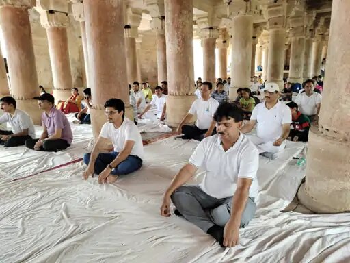 स्कूली छात्र-छात्राओं ने भी योगा किया