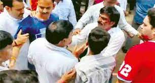 gwalior, Congressmen clashed, fiercely kicked 