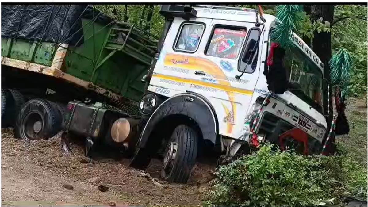 damoh, Speeding truck , two youths died
