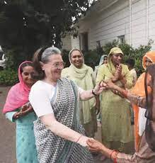 महिलाएं प्रियंका गांधी और सोनिया गांधी से भी मिलीं