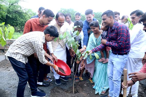 मुख्यमंत्री श्री चौहान ने बरगद, जामुन और कदम्ब के पौधे रोपे