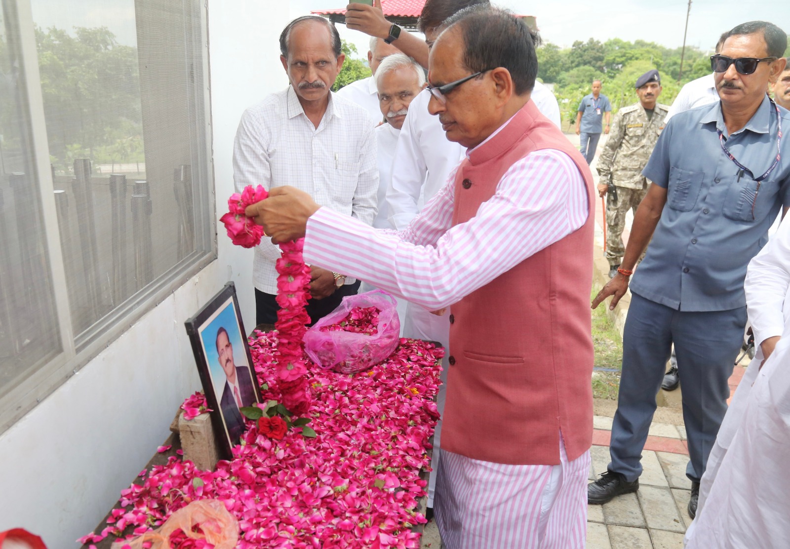 मुख्यमंत्री  चौहान ने  गुणवान के परिवार के सदस्यों के साथ पौध-रोपण भी किया