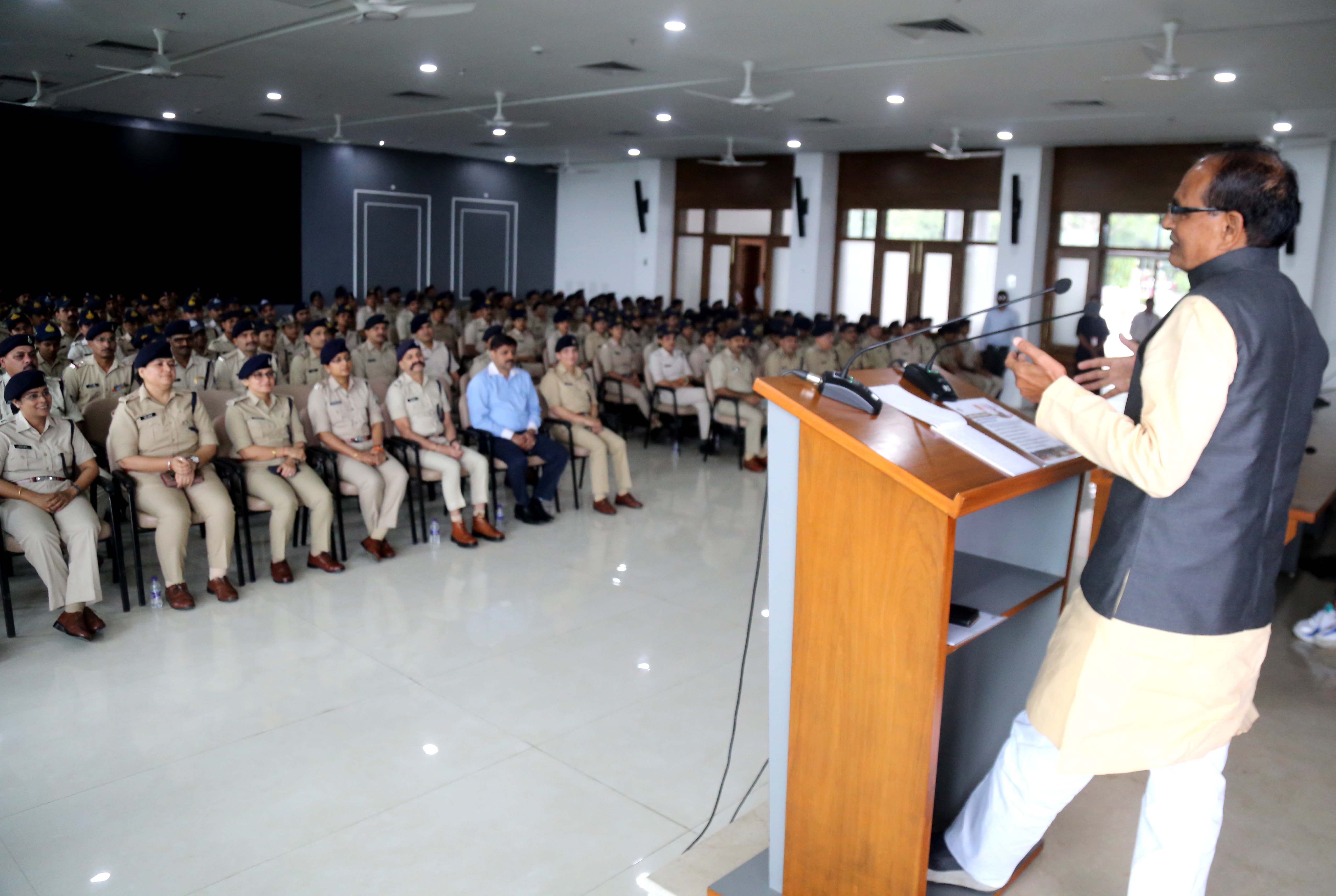 पुलिस जवानों की सुविधाएं बढ़ाने का निर्णय लिया गया है