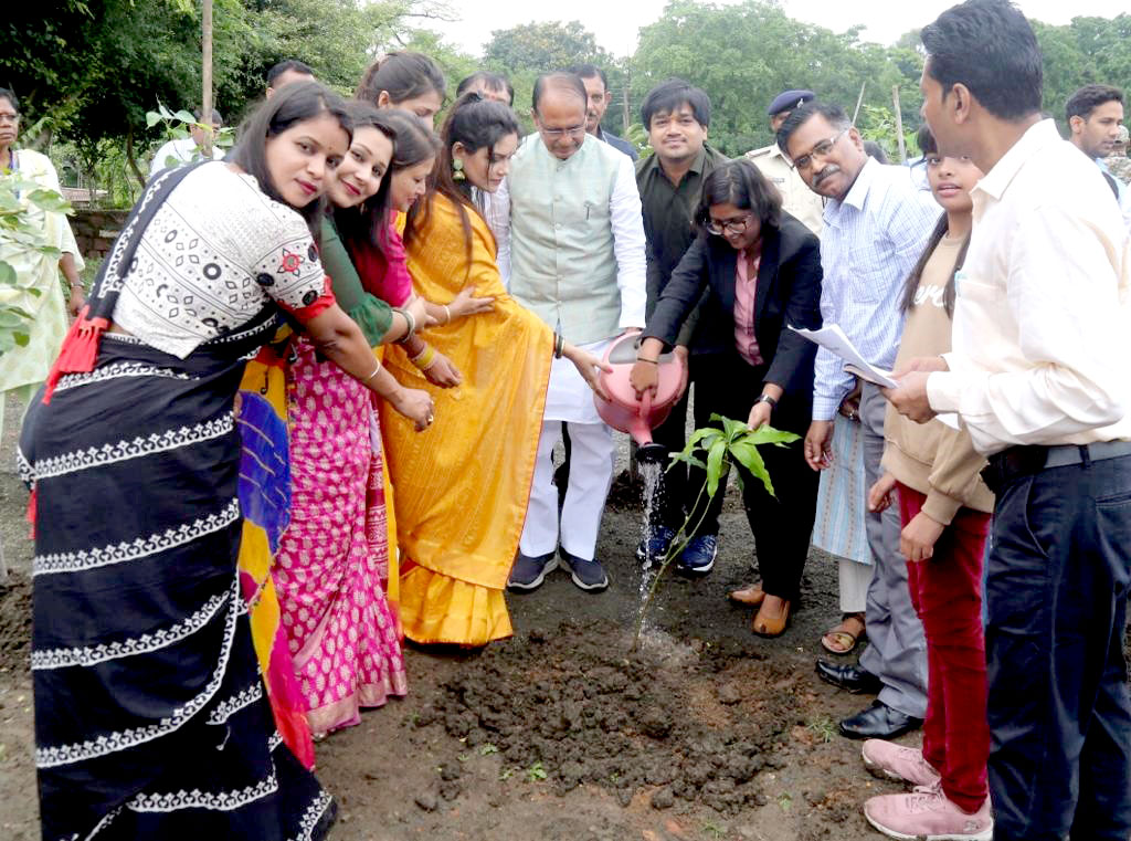  मुख्यमंत्री चौहान ने श्यामला हिल्स स्थित उद्यान में आम, गुलमोहर और करंज के पौधे रोपे