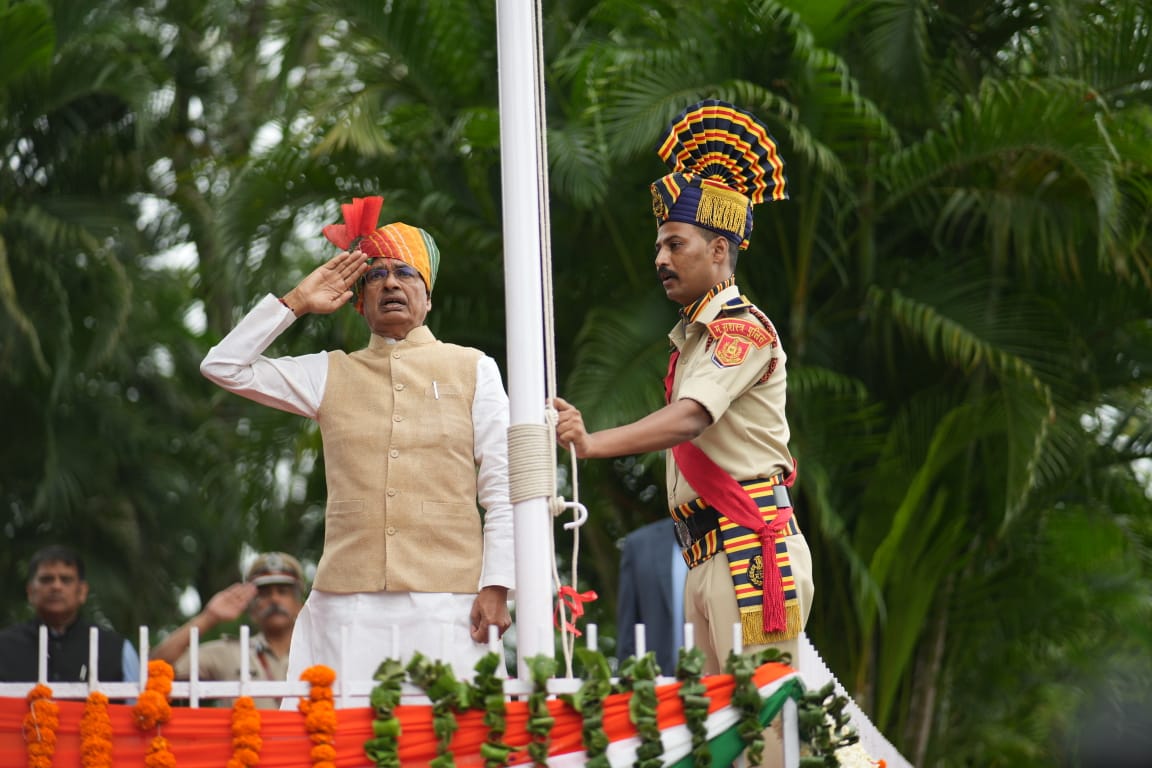 bhopal, CM Shivraj, hoisted the flag 