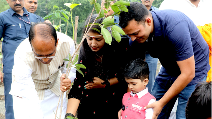 मुख्यमंत्री शिवराज सिंह चौहान ने नीम, बेलपत्र और जामुन के पौधे लगाए