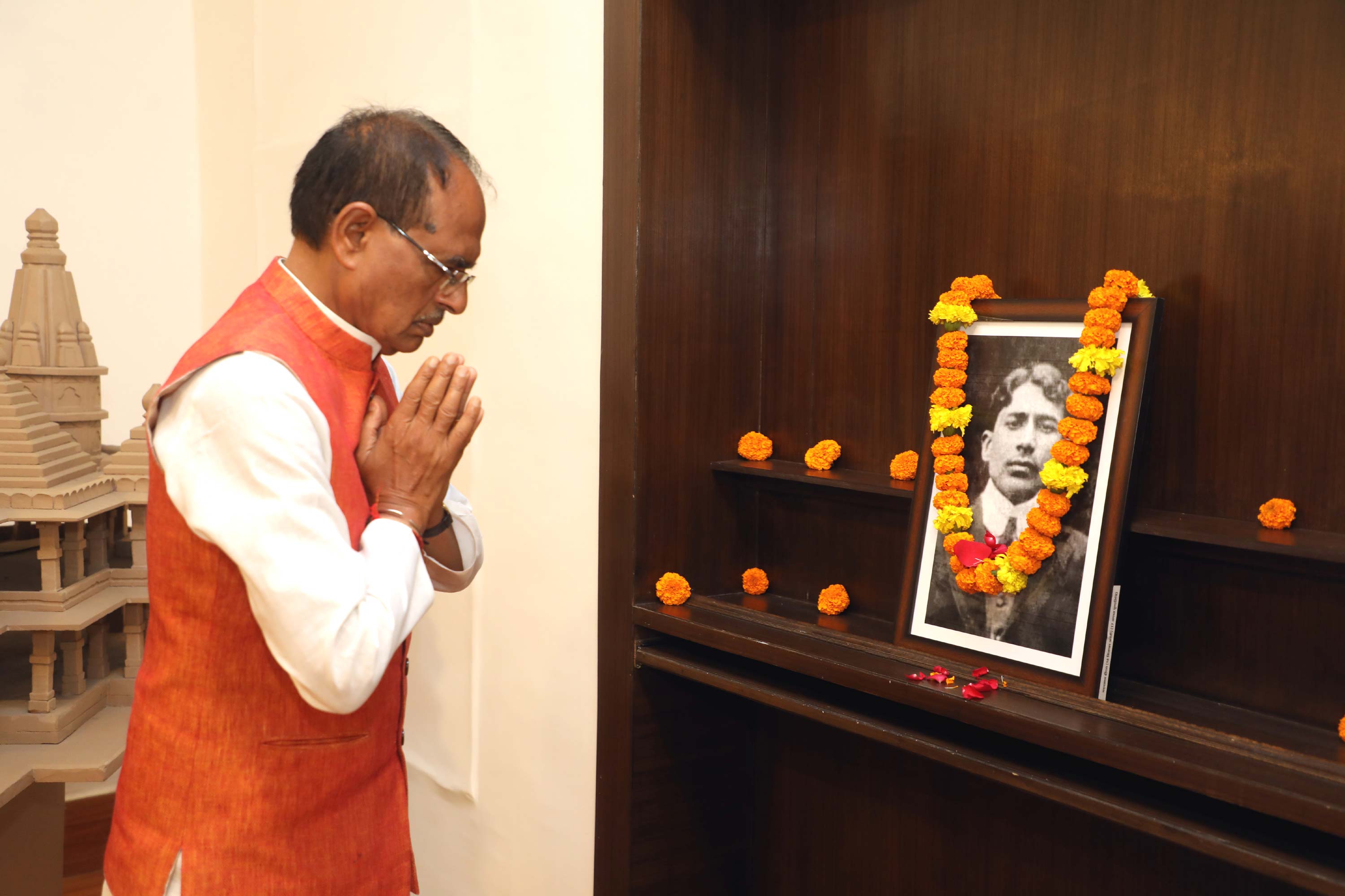 मुख्यमंत्री चौहान ने अमर शहीद ढींगरा के चित्र पर माल्यार्पण कर पुष्पांजलि अर्पित की