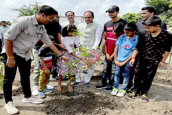 bhopal, Chief Minister ,planted saplings 