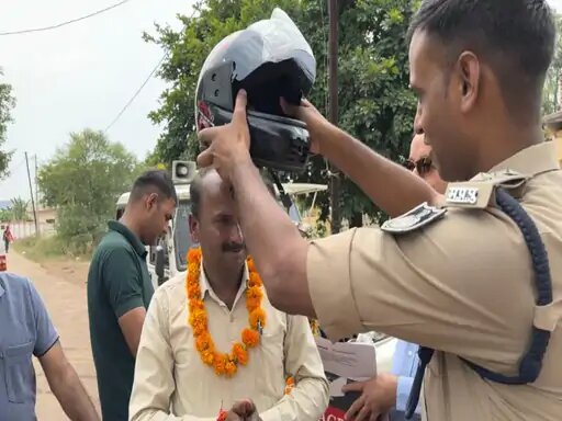 पुलिस ने 12 से अधिक शिक्षकों का सम्मान कर उपहार दिए