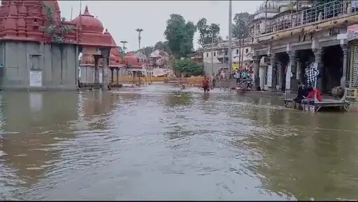 रामघाट पर स्तिथ कई मंदिर डूब गए