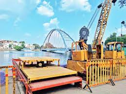 bhopal, Ganesh idols , help of cranes 