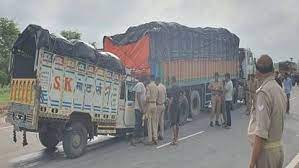 khandwa, Pickup devotees ,collides with truck