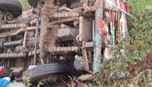 bhopal, Truck collides ,rescued by crane
