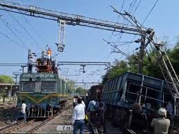 khandwa, 5 coaches ,goods train derailed