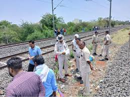 bhopal, Girl commits suicide,jumping from train