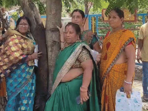 bhopal, Women clinging, save greenery