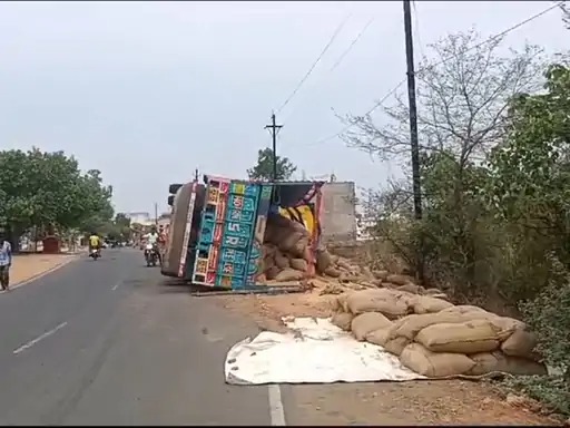 damoh, Truck loaded ,State Highway