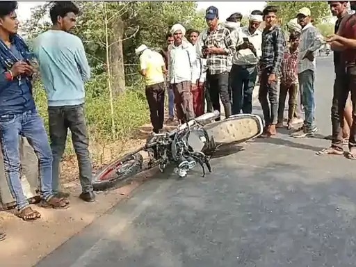 tikamgarh,Speeding truck ,crushes bikers 