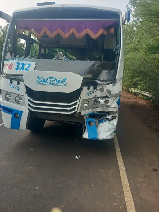 narmadapuram, Speeding bus, hits auto