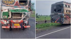 Guna, Truck hits bus, three  killed
