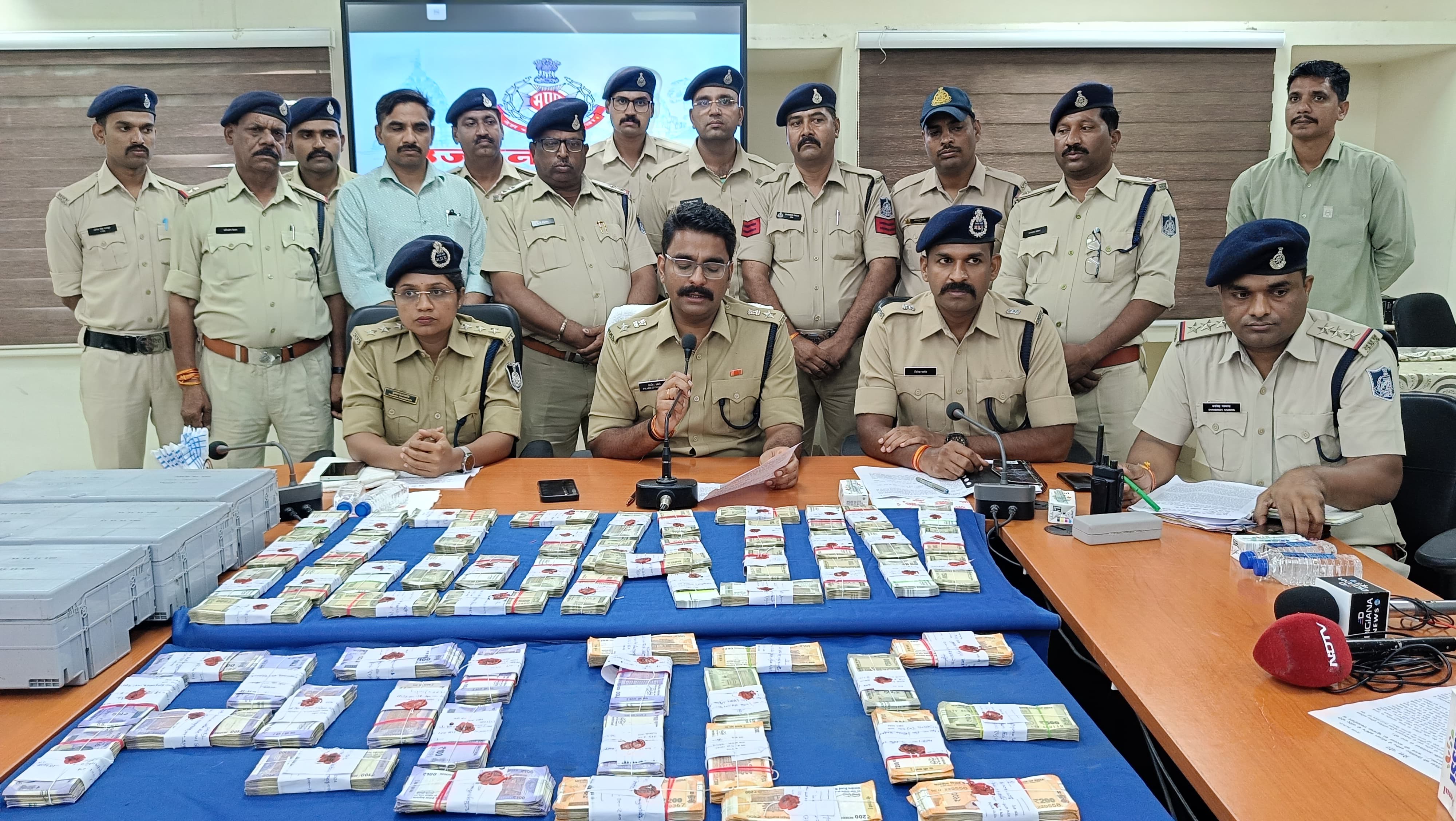 ujjain,  deposit machine, Bank of India arrested