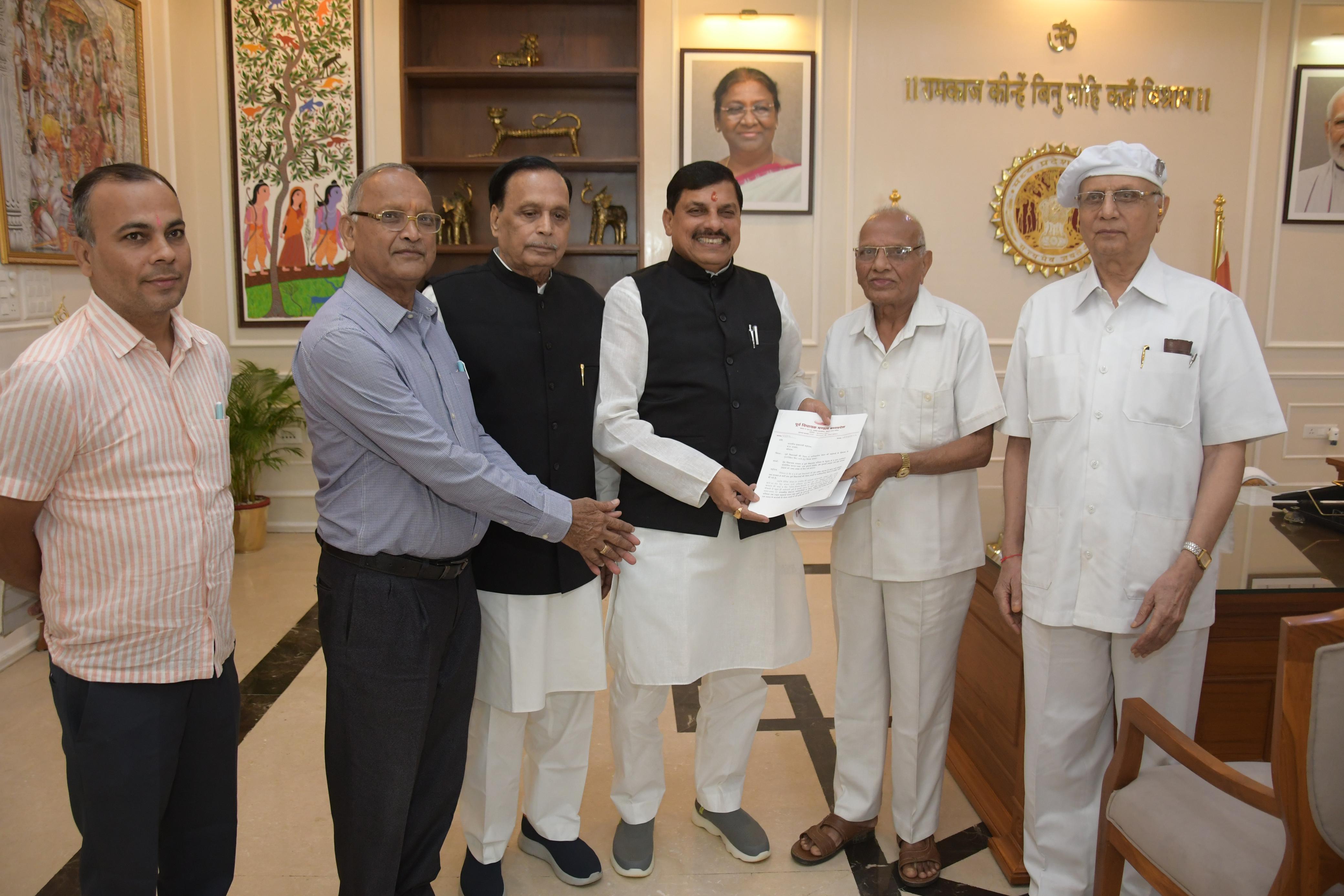 bhopal, Former MLA Mandal ,submitted memorandum 