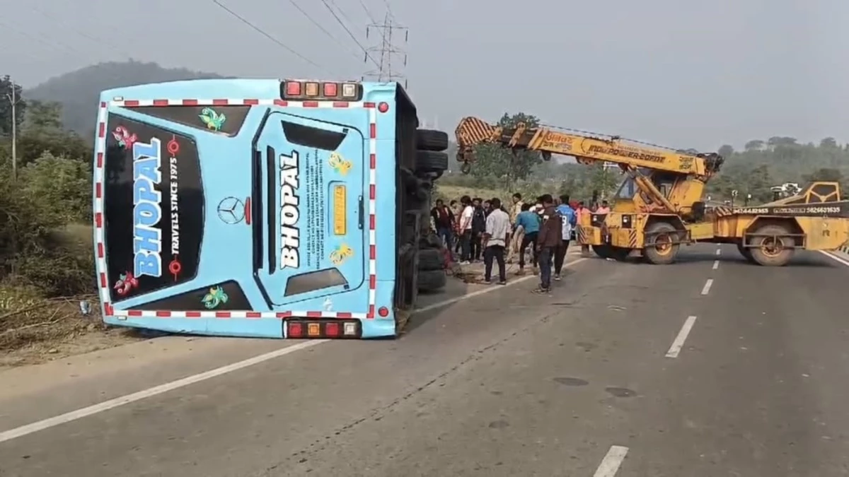 betul, passenger bus,overturned