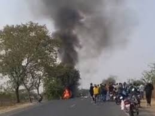 khandwa, Car caught fire ,hitting a tree