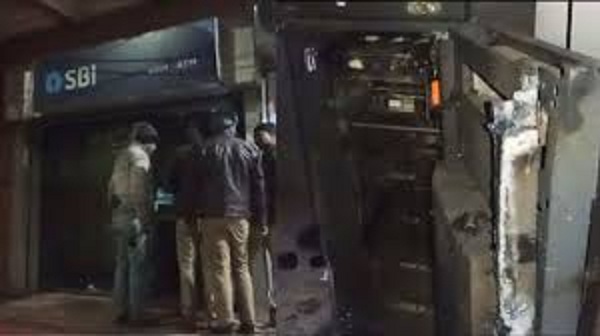 gwalior, Miscreants cut ATM , looted cash  