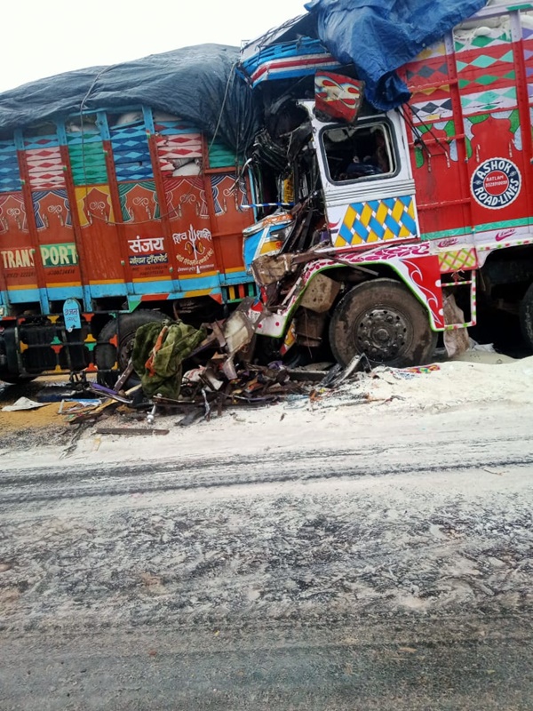 katni,   drivers died, two trucks