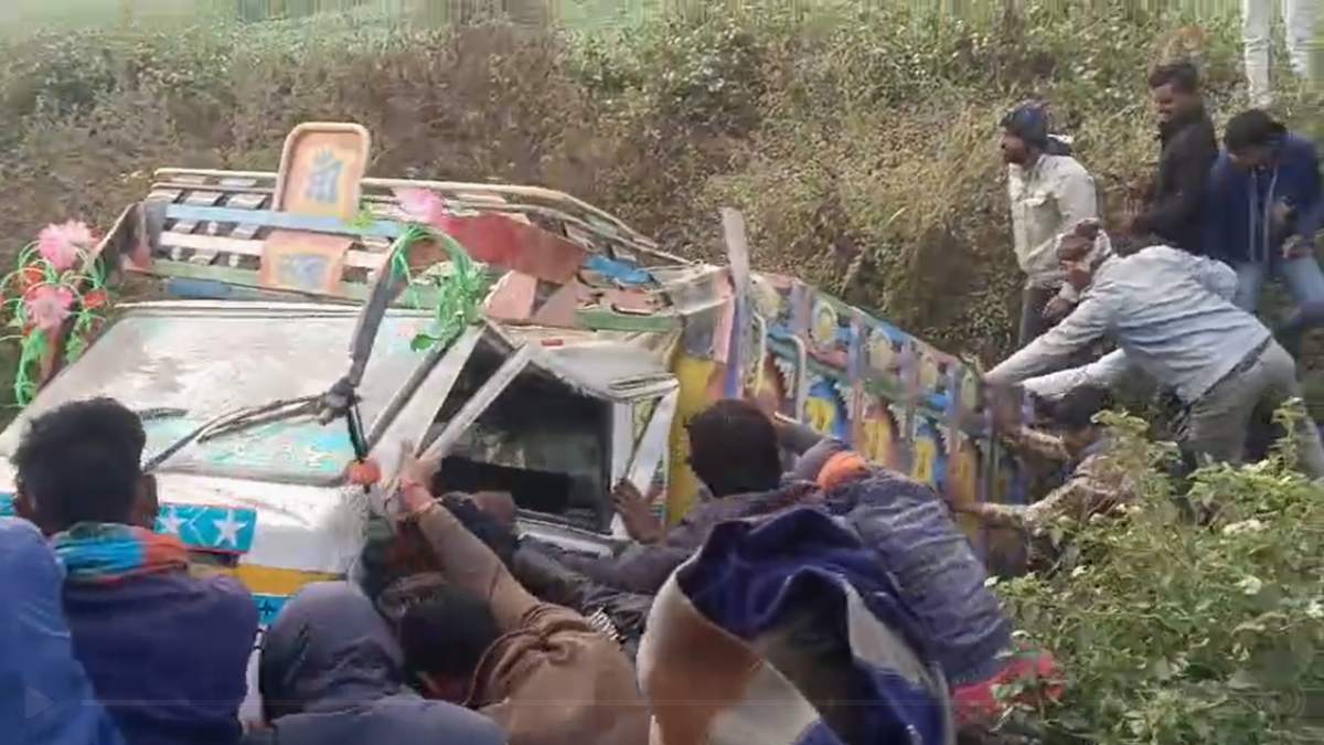 ujjain, Pick-up full of laborers overturns, three killed