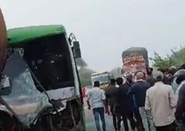 khargon,Collision , chartered bus and trolley 